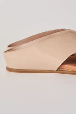 Harli Cross Flat 12 Harli Cross Flat -Blue Illusion HARLICROSSFLATBEIGE0504 edit