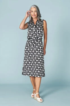 Geometric Print Skirt -Blue Illusion WW TIEFRONTSLEEVELESSBLOUSE3340edit